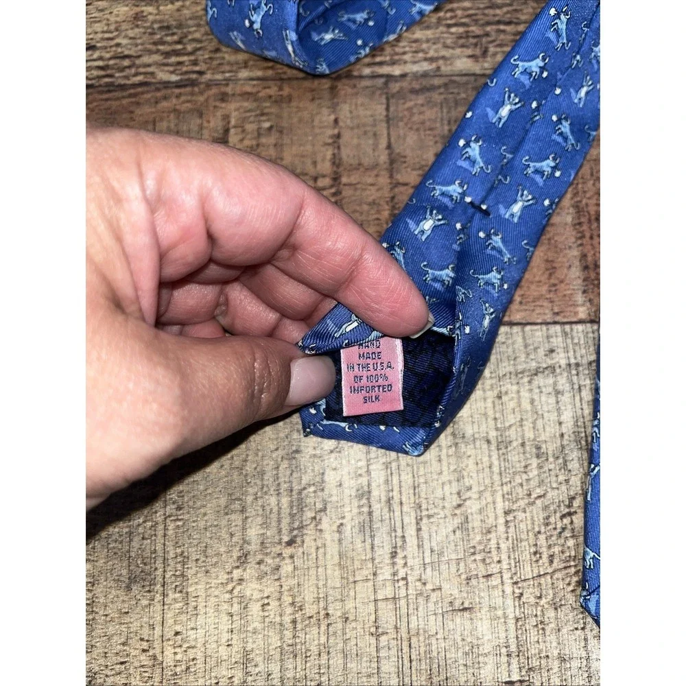 Vineyard Vines Blue Bull‎ Bear Motif Men's Silk Hand Made USA Necktie